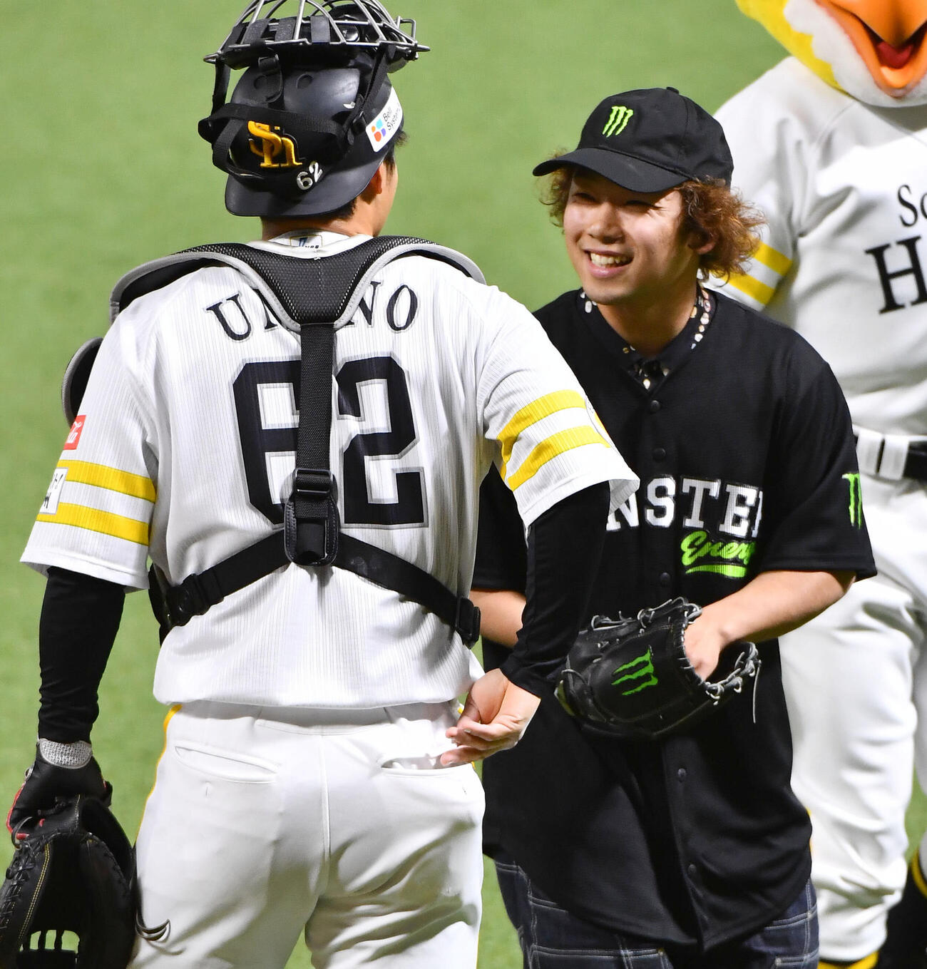 ソフトバンク対楽天　始球式を終えて海野隆司（左）から記念球を受け取り笑顔を見せる、ミラノ・コルティナ五輪スノーボード男子スロープスタイル銀メダリストの長谷川帝勝（撮影・岩下翔太）