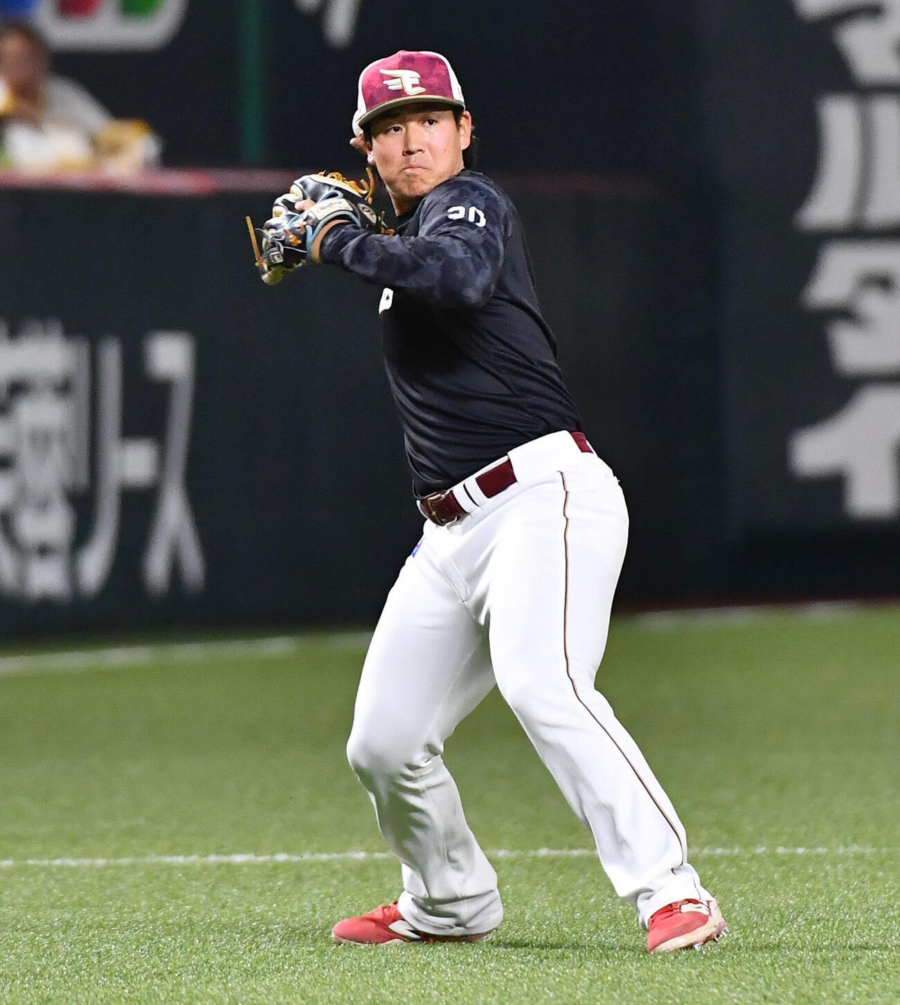 試合前、ノックを受ける楽天繁永晟（撮影・岩下翔太）