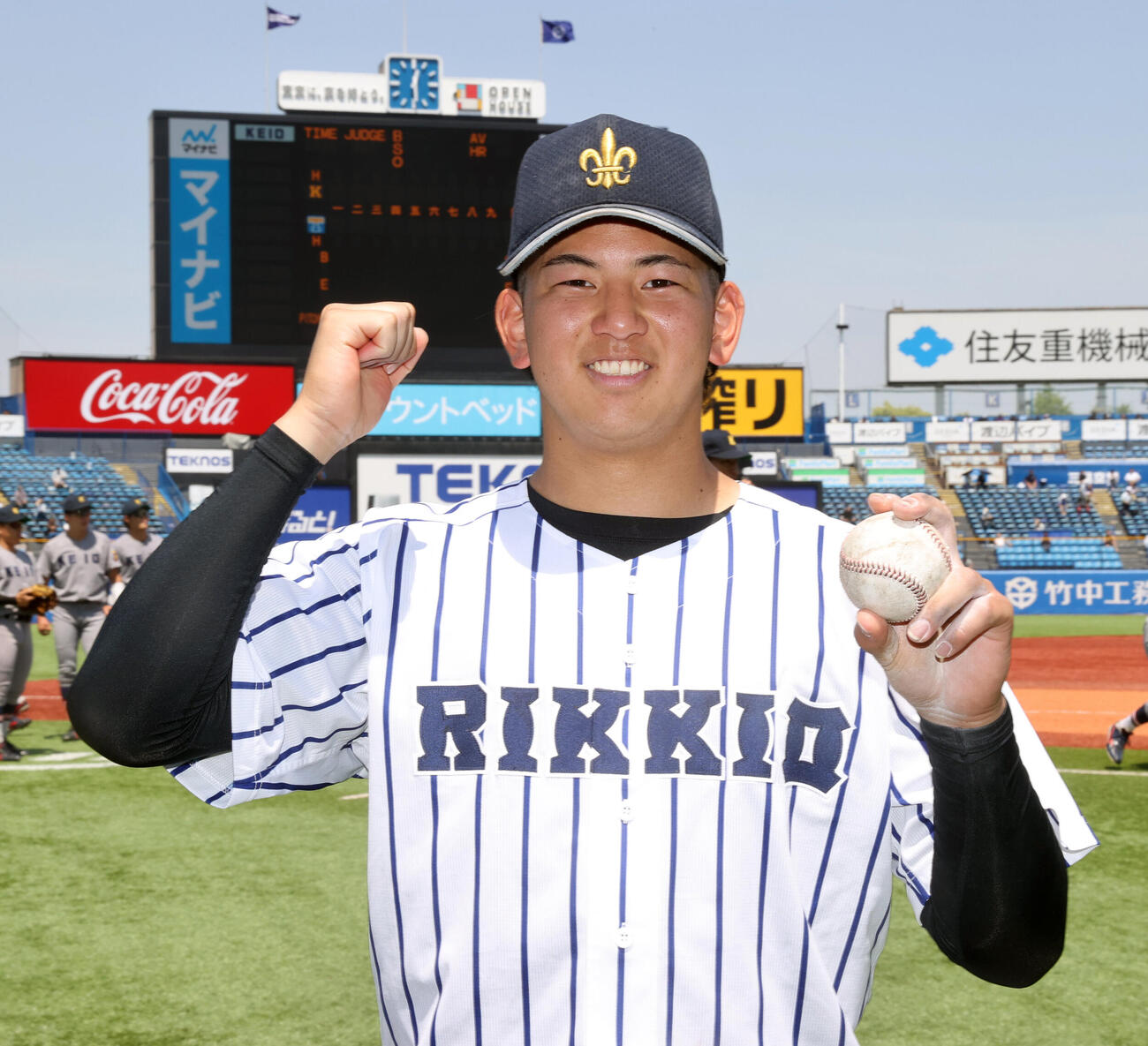 東京6大学野球　立大対明大　完封勝利を挙げた立大・田中優飛はウイニングボールを持ち笑顔を見せる（撮影・柴田隆二）