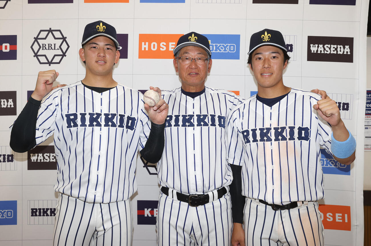 東京6大学野球　立大対明大　左から完封勝利を挙げた立大・田中優飛、木村泰雄監督、本間律輝はガッツポーズする（撮影・柴田隆二）