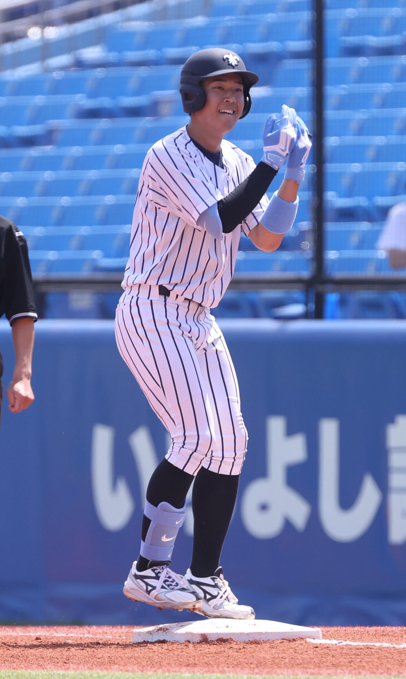 東京6大学野球　立大対明大　1回表立大2死一、三塁、本間律輝は適時打を放ちポーズを決める（撮影・柴田隆二）