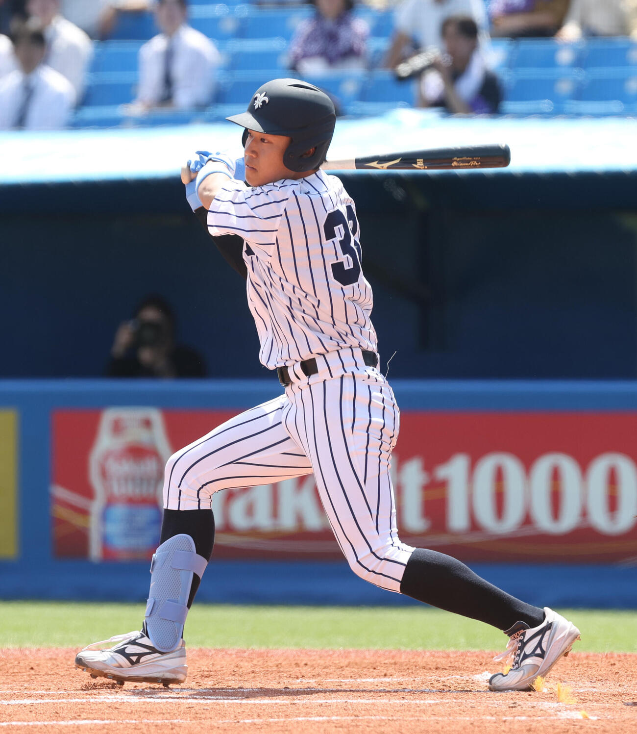東京6大学野球　立大対明大　1回表立大2死一、三塁、本間律輝は適時打を放つ（撮影・柴田隆二）