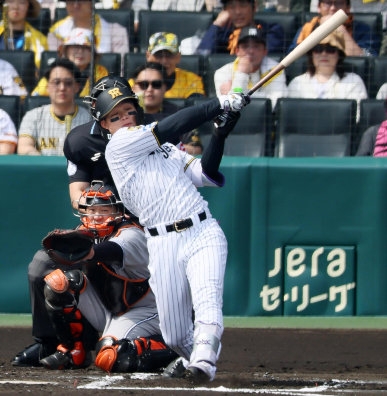 阪神対巨人　1回裏阪神2死、森下翔太は左越え二塁打を放つ　（撮影・加藤哉）
