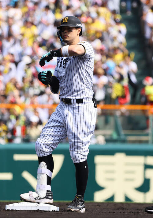阪神】佐藤輝明の技あり二塁打で先制「思い切って打ちにいきました