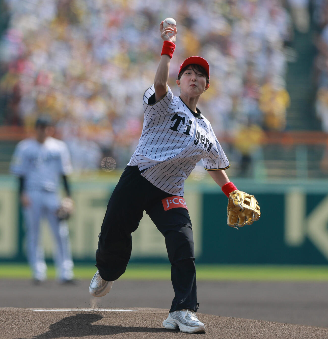 阪神対巨人　始球式で投球する坂本花織（撮影・上山淳一）