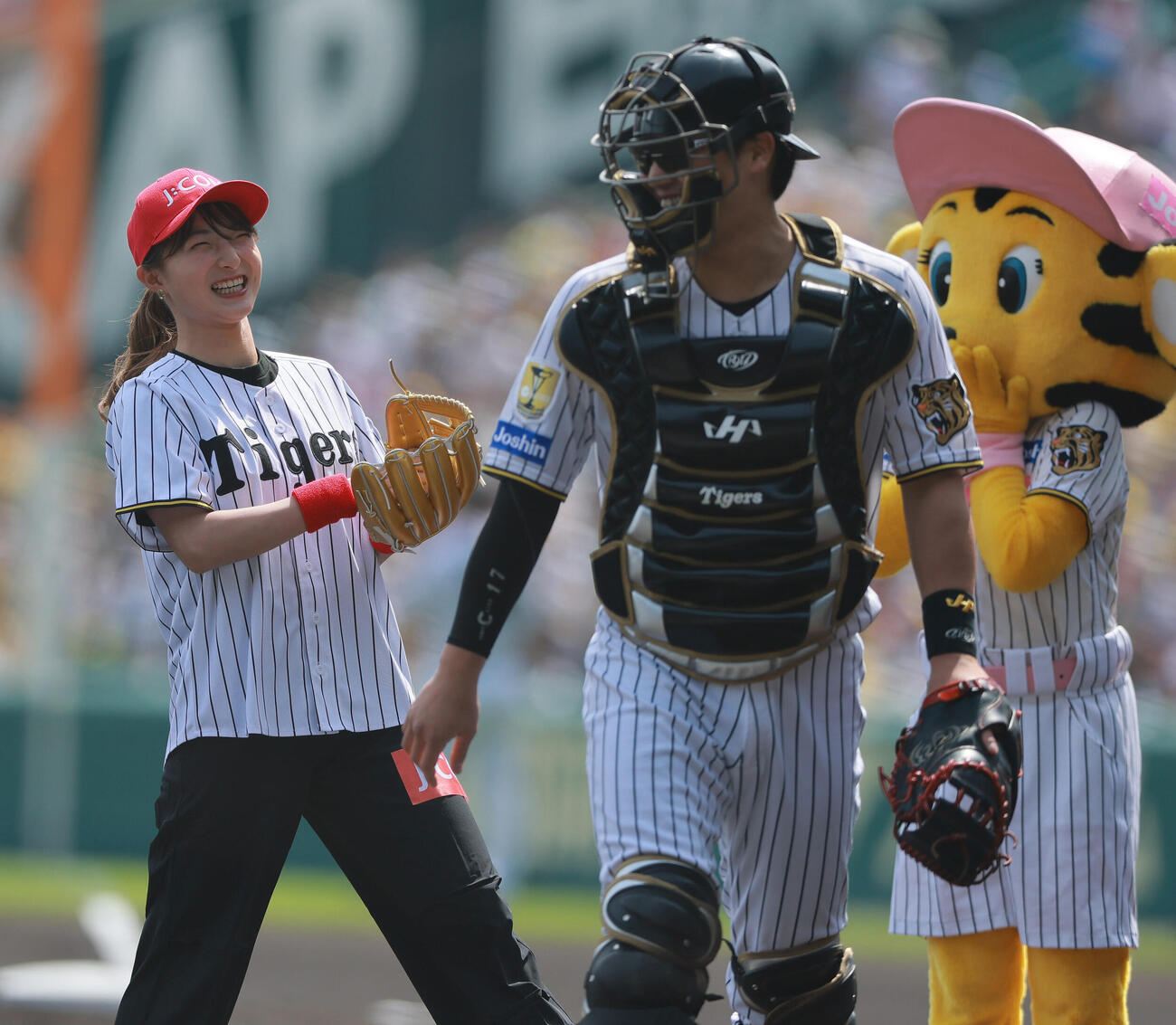 阪神対巨人　始球式で投球し笑顔を見せるフィギュア女子銀メダリストの坂本花織。捕手伏見寅威（撮影・上山淳一）