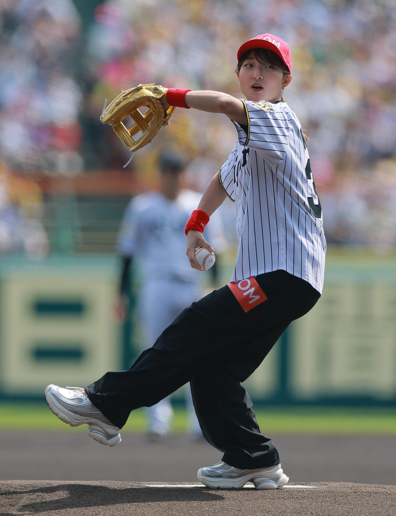 阪神対巨人　始球式で投球するフィギュア女子銀メダリストの坂本花織（撮影・上山淳一）