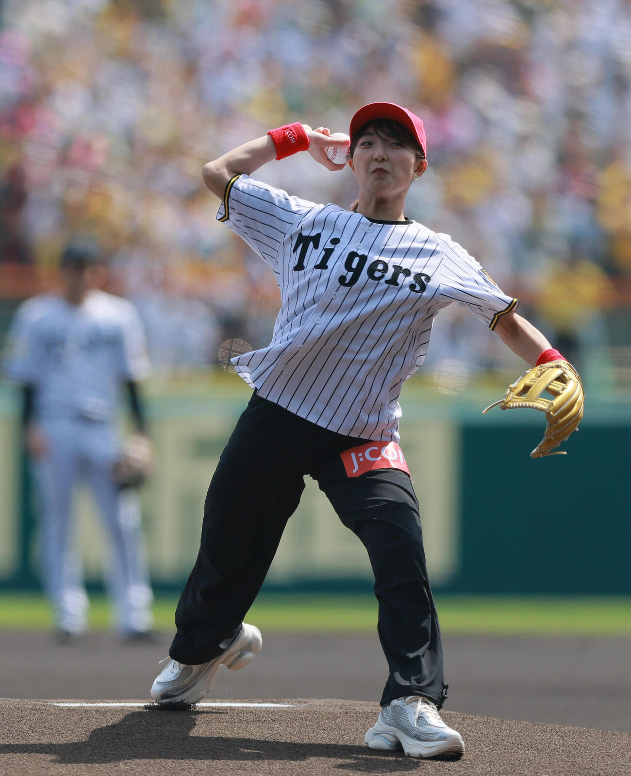 阪神対巨人　始球式で投球するフィギュア女子銀メダリストの坂本花織（撮影・上山淳一）