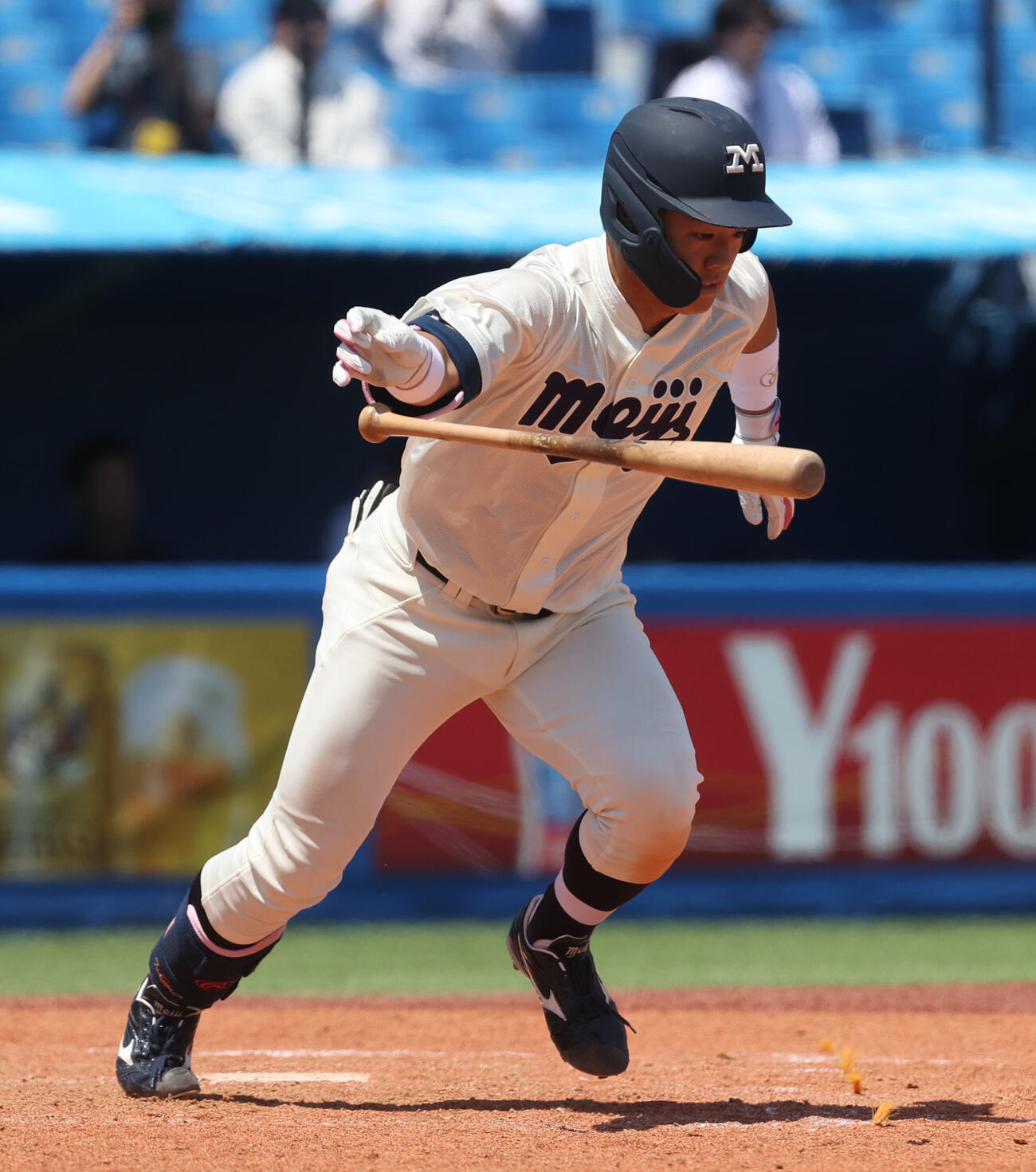 東京6大学野球　立大対明大　5回裏明大1死、為永皓は内野安打を放つ（撮影・柴田隆二）