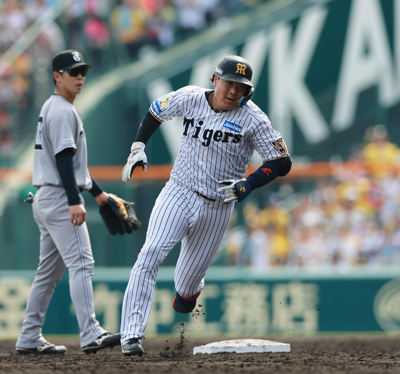 阪神対巨人　3回裏阪神1死一塁、大山悠輔（手前）は適時三塁打を放ち三塁に向かう（撮影・上山淳一）