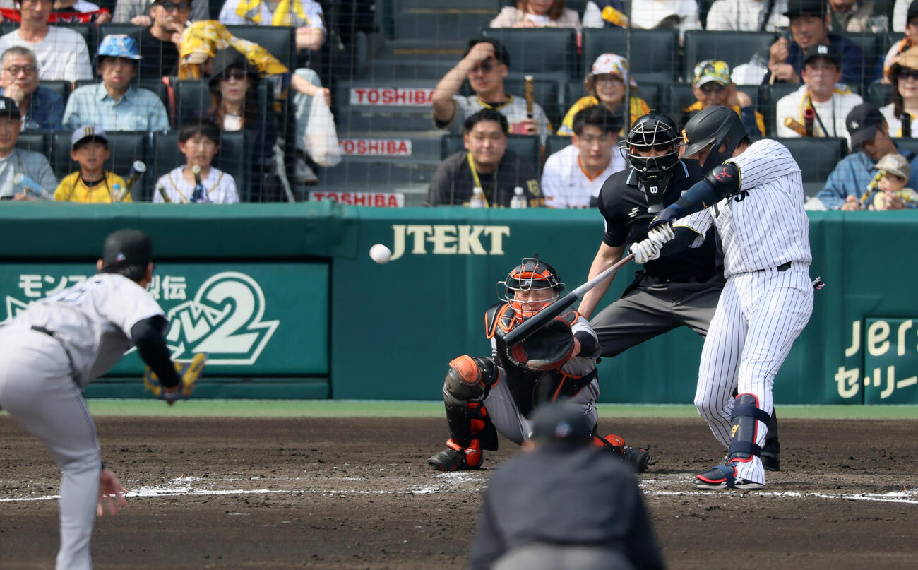 阪神対巨人　3回裏阪神無死一塁、大山悠輔は右線に適時三塁打を放つ。投手又木鉄平　（撮影・加藤哉）