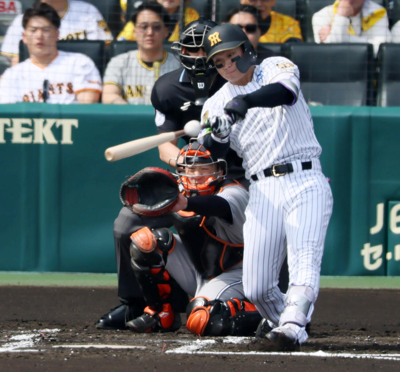 阪神対巨人　1回裏阪神2死、森下翔太は左越え二塁打を放つ　（撮影・加藤哉）