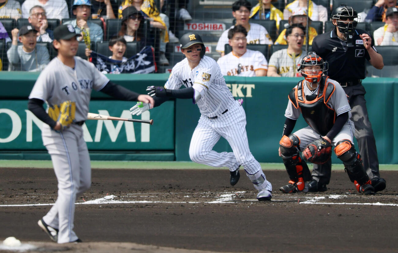 阪神対巨人　1回裏阪神2死、森下翔太は左越え二塁打を放つ。投手又木鉄平（撮影・加藤哉）
