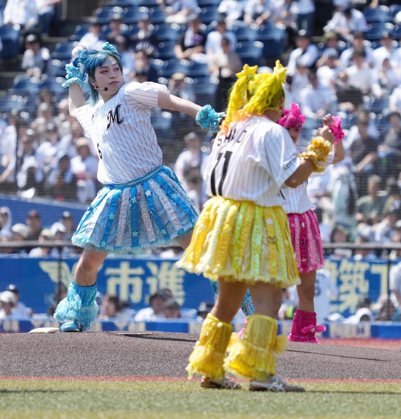 ロッテ対西武　始球式に臨む竹下☆ぱらだいす（撮影・小沢裕）