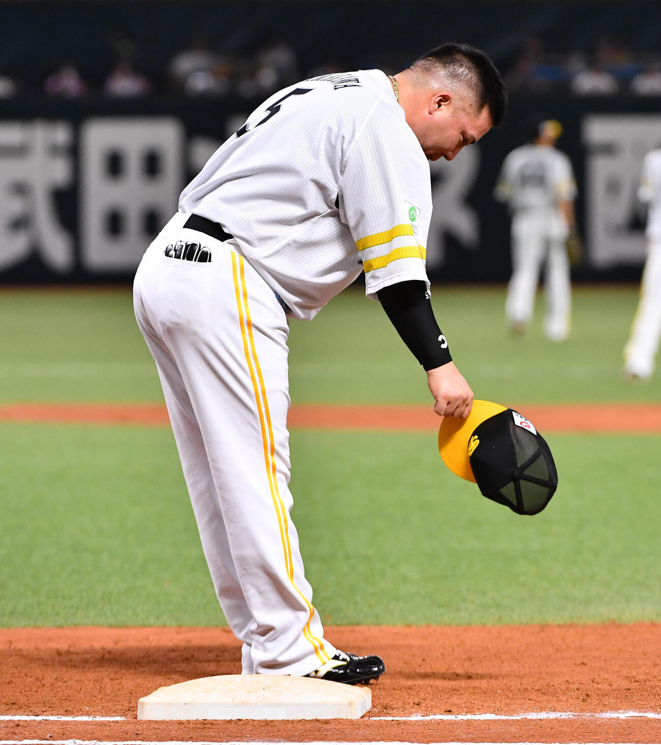 ソフトバンク対楽天　4回裏終了後、本塁打を放った山川穂高は一塁の守備位置につき、ファンの声援に深く一礼する（撮影・岩下翔太）