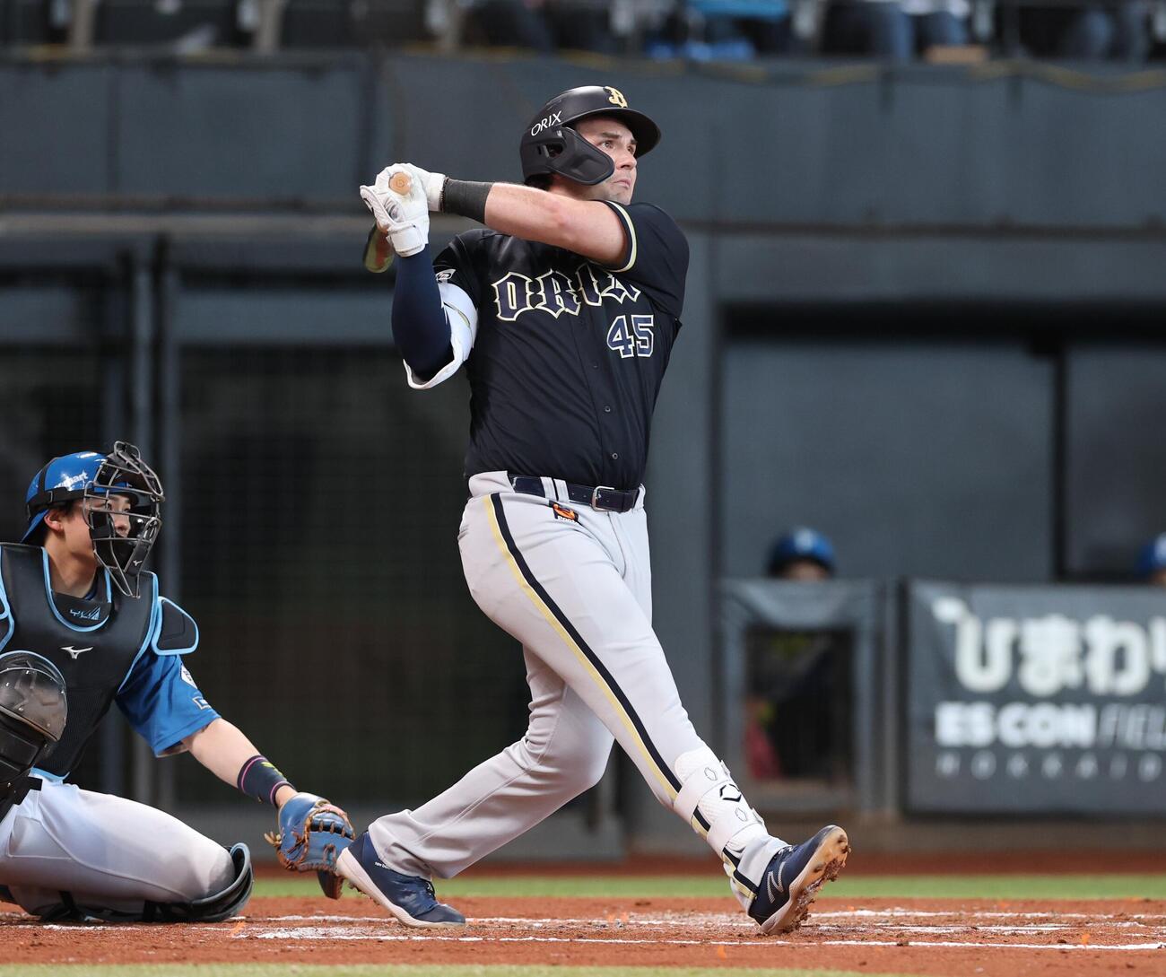 日本ハム対オリックス　2回表オリックス無死一塁、2点本塁打を放つシーモア（撮影・黒川智章）