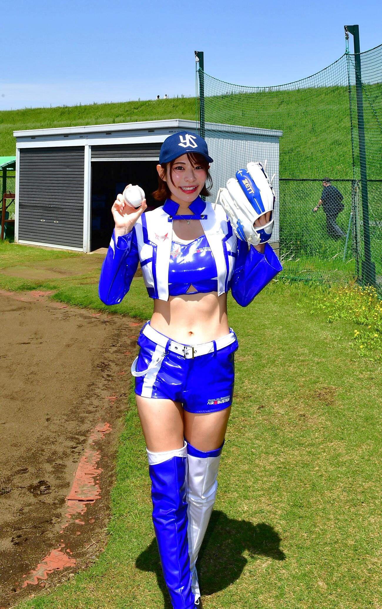 ファーム交流戦、ヤクルト－阪神の始球式に登場した葵くみ（撮影・松尾幸之介）