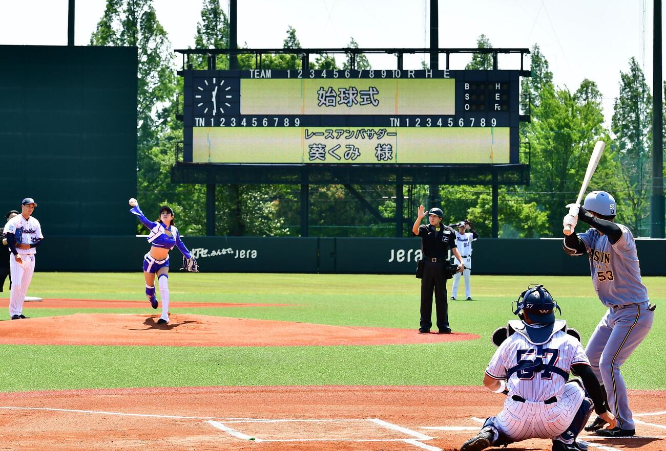 ファーム交流戦、ヤクルト－阪神の始球式に登場した葵くみ（撮影・松尾幸之介）