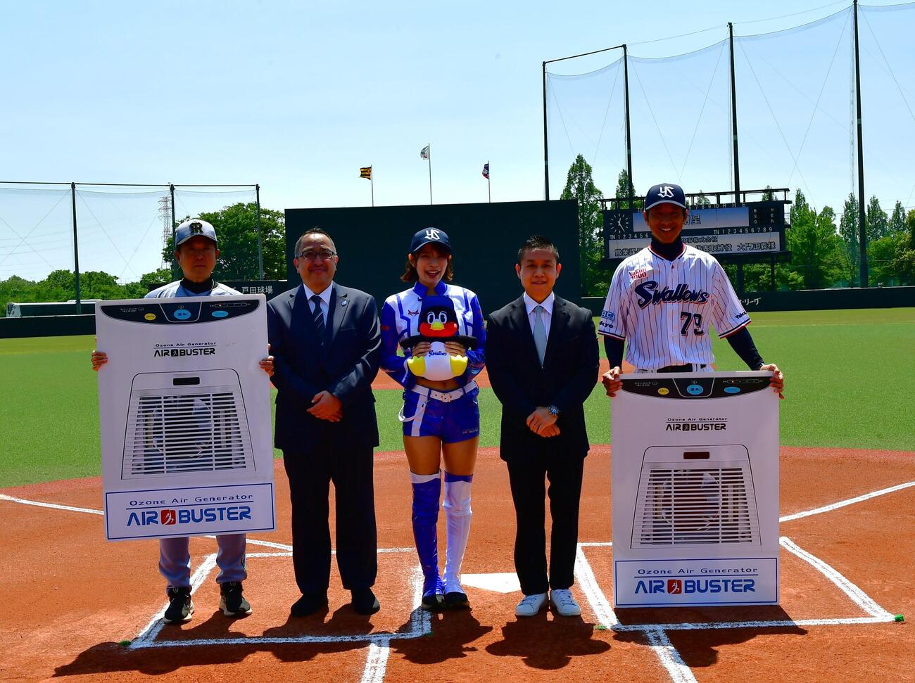 ファーム交流戦、ヤクルト－阪神の始球式で記念撮影した左から阪神平田勝男2軍監督、三友商事の土井光一課長、葵くみ、三友商事大門正義社長、ヤクルトの城石憲之2軍監督（撮影・松尾幸之介）