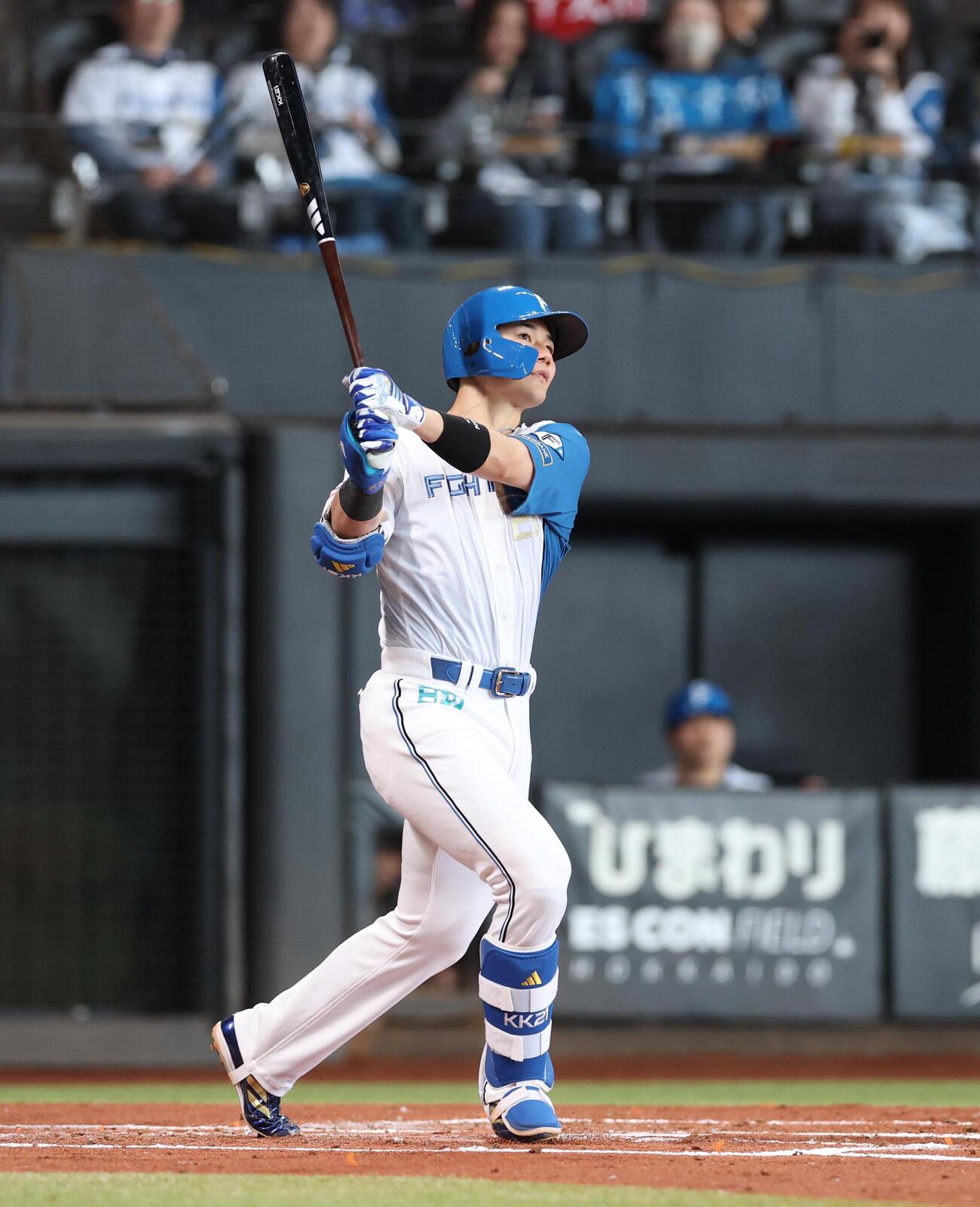 日本ハム対オリックス　1回裏日本ハム2死二塁、2点本塁打を放つ清宮幸太郎（撮影・黒川智章）
