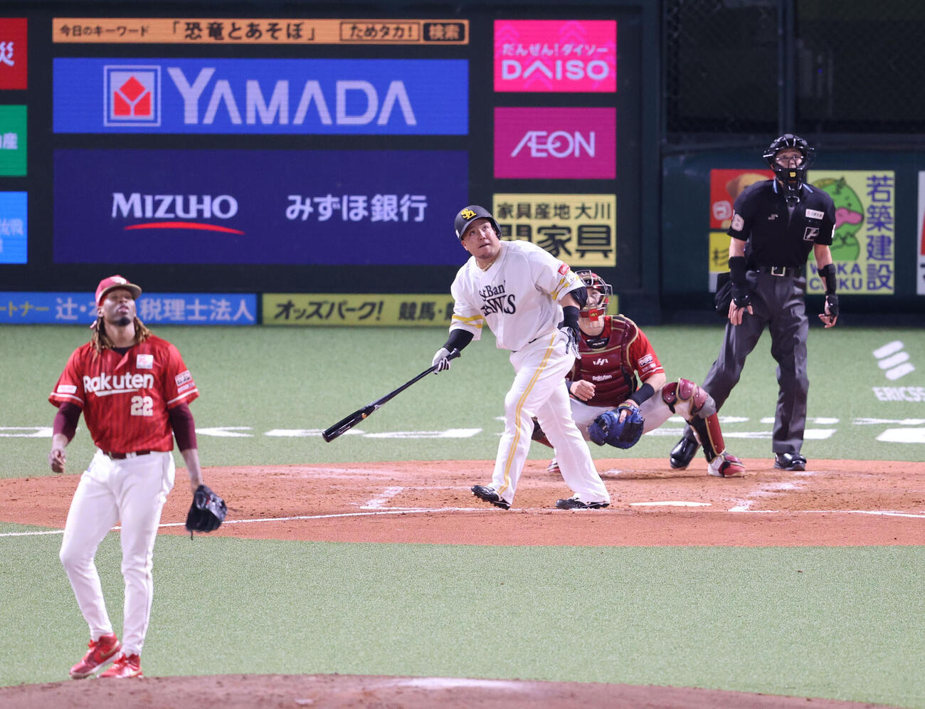ソフトバンク対楽天　4回裏ソフトバンク1死、山川穂高は左中間本塁打を放つ（撮影・梅根麻紀）＝2026年5月2日