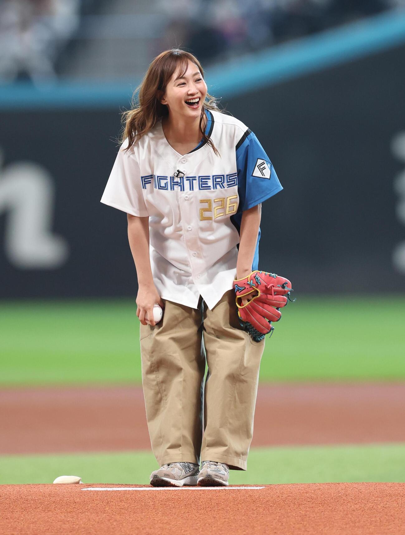 日本ハム対オリックス　ファーストピッチセレモニーに登場の藤本美貴（撮影・黒川智章）