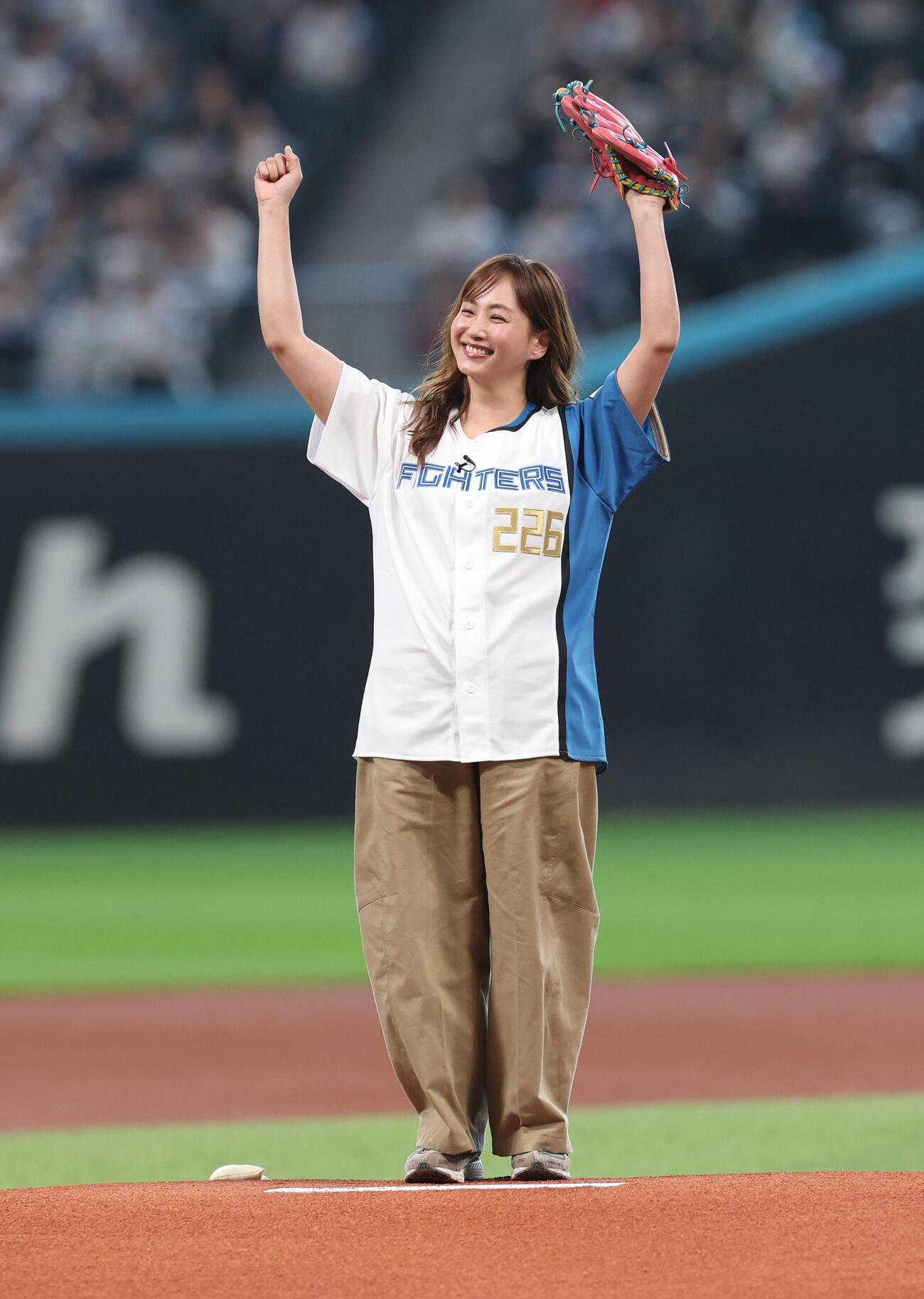 日本ハム対オリックス　ファーストピッチセレモニーに登場の藤本美貴（撮影・黒川智章）