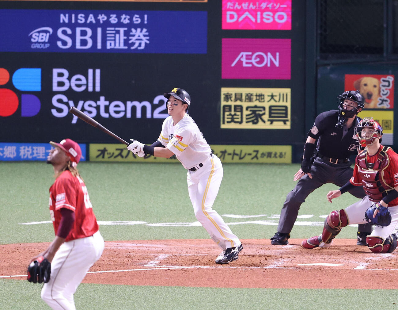 ソフトバンク対楽天　4回裏ソフトバンク1死満塁、、栗原陵矢は右越えに先制となる満塁本塁打を放つ（撮影・梅根麻紀）＝2026年5月2日