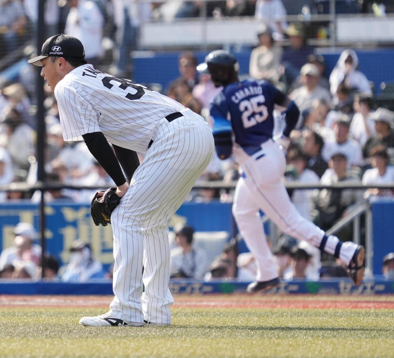ロッテ対西武　4回表西武2死一塁、ロッテ先発の田中晴也（左）はアレクサンダー・カナリオに右中間越えの来日初本塁打を許す（撮影・小沢裕）
