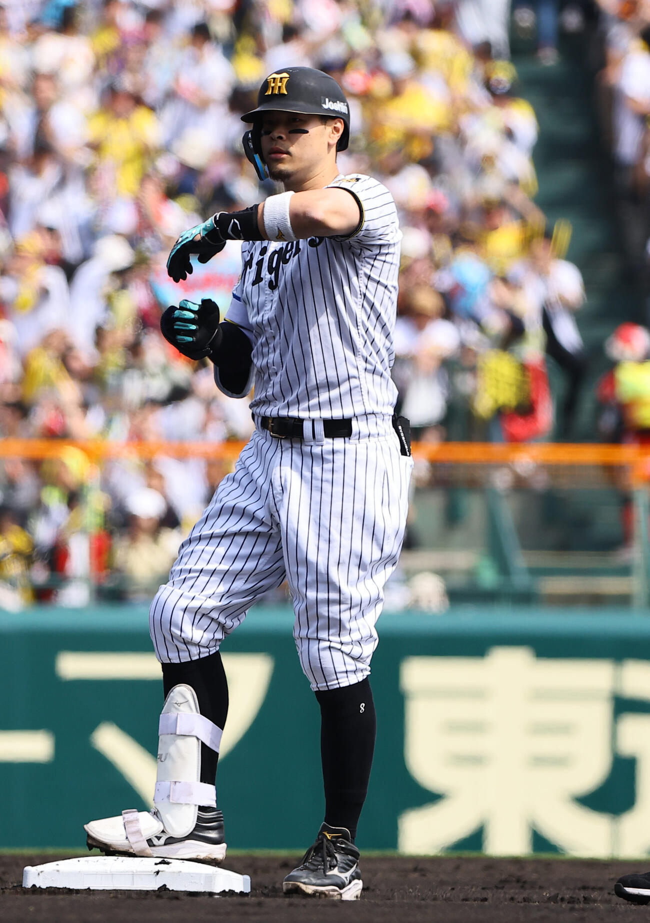 阪神対巨人　1回裏阪神2死二塁、佐藤輝明は先制適時二塁打を放つ（撮影・上田博志）