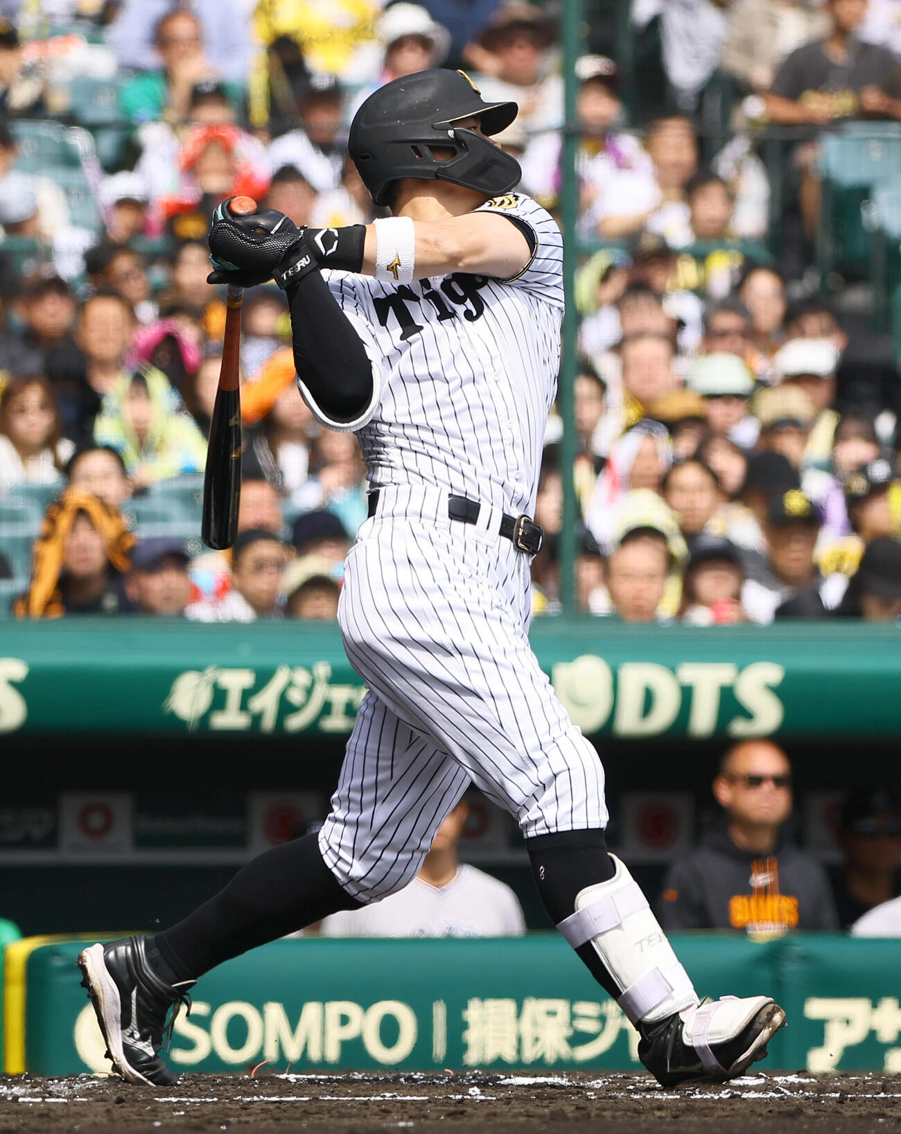 阪神対巨人　1回裏阪神2死二塁、佐藤輝明は先制適時二塁打を放つ（撮影・上田博志）