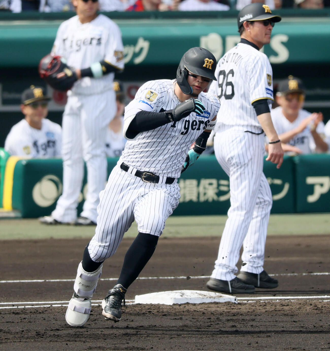 阪神対巨人　1回裏阪神2死二塁、佐藤輝明は左越え適時二塁打を放つ　（撮影・加藤哉）
