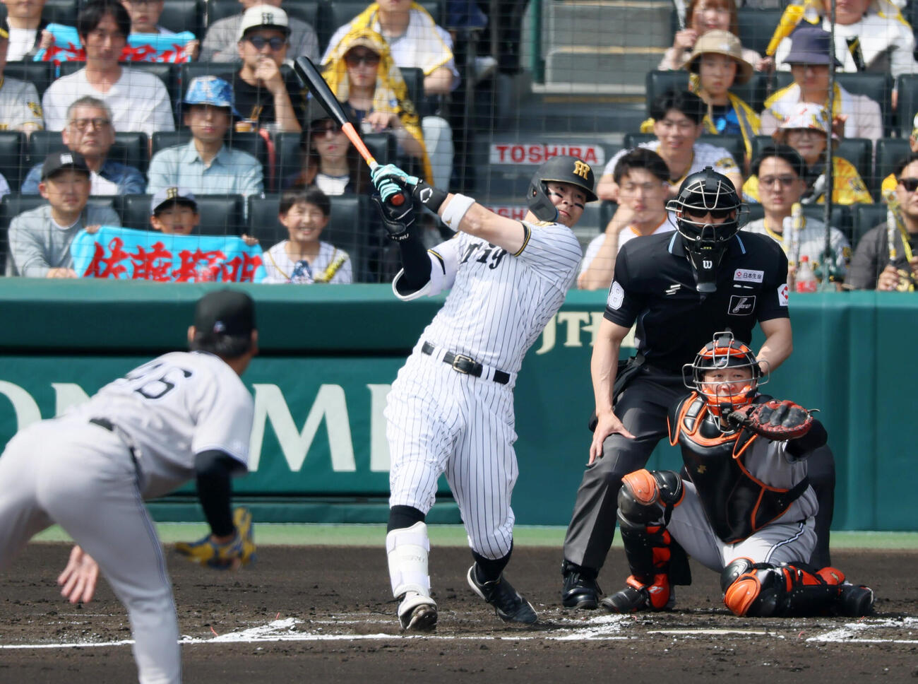 阪神対巨人　1回裏阪神2死二塁、佐藤輝明は左越え適時二塁打を放つ。投手又木鉄平（撮影・加藤哉）