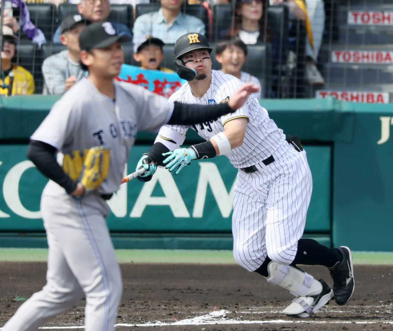 阪神対巨人　1回裏阪神2死二塁、佐藤輝明は左越え適時二塁打を放つ。投手又木鉄平（撮影・加藤哉）