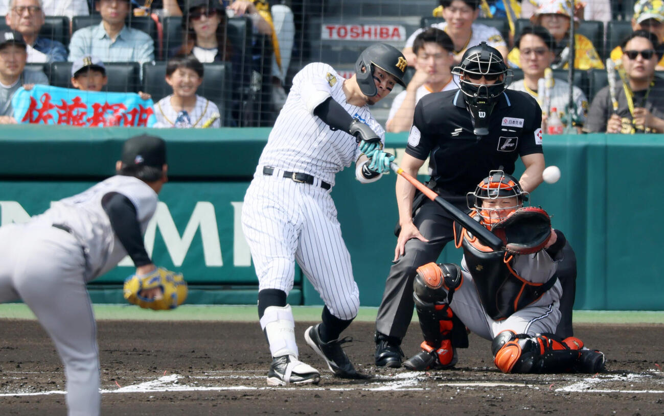 阪神対巨人　1回裏阪神2死二塁、佐藤輝明は左越え適時二塁打を放つ。投手又木鉄平　（撮影・加藤哉）