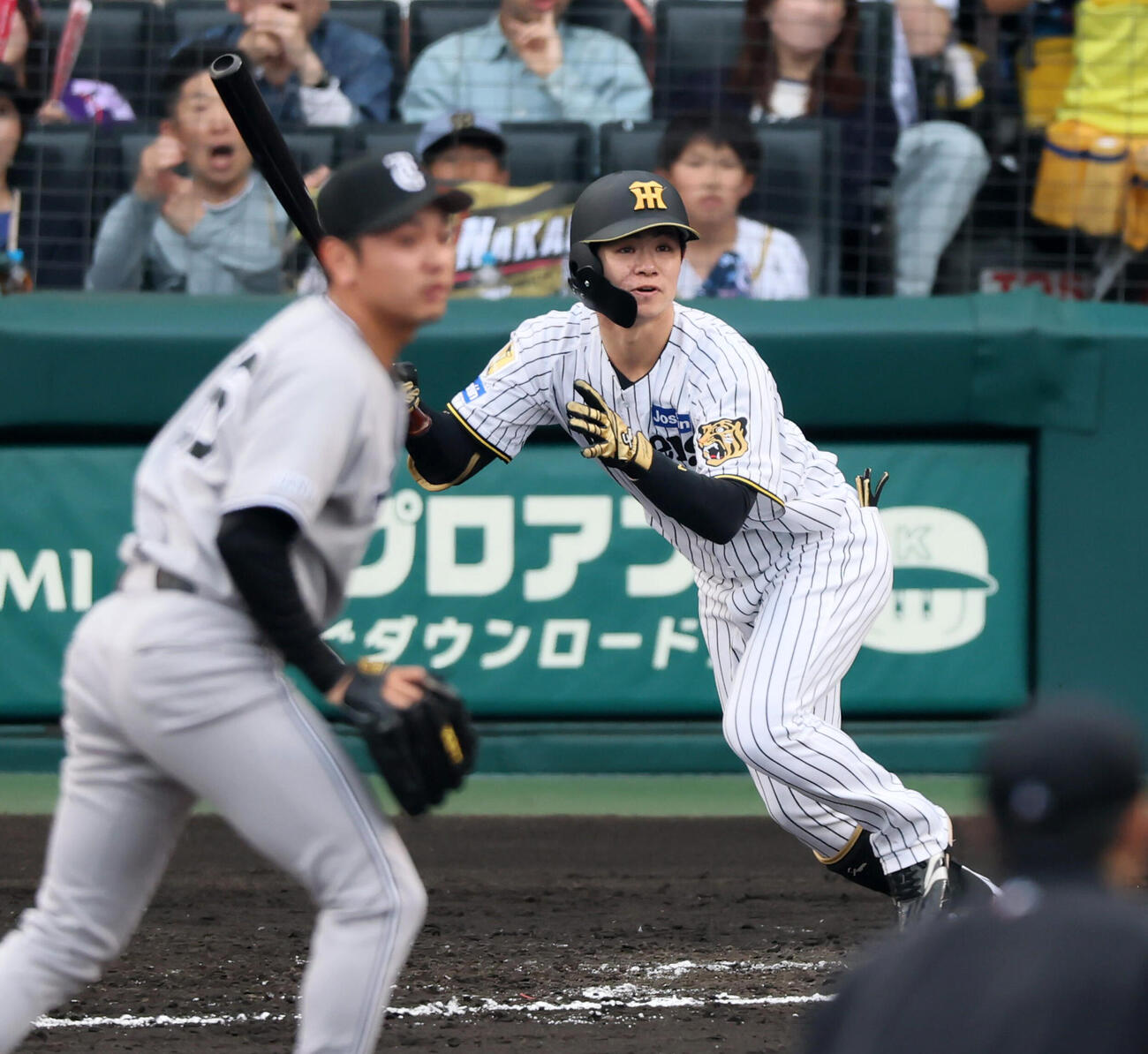阪神対巨人　7回裏阪神1死満塁、代打中野拓夢は左前2点適時打を放つ。投手石川達也（撮影・加藤哉）