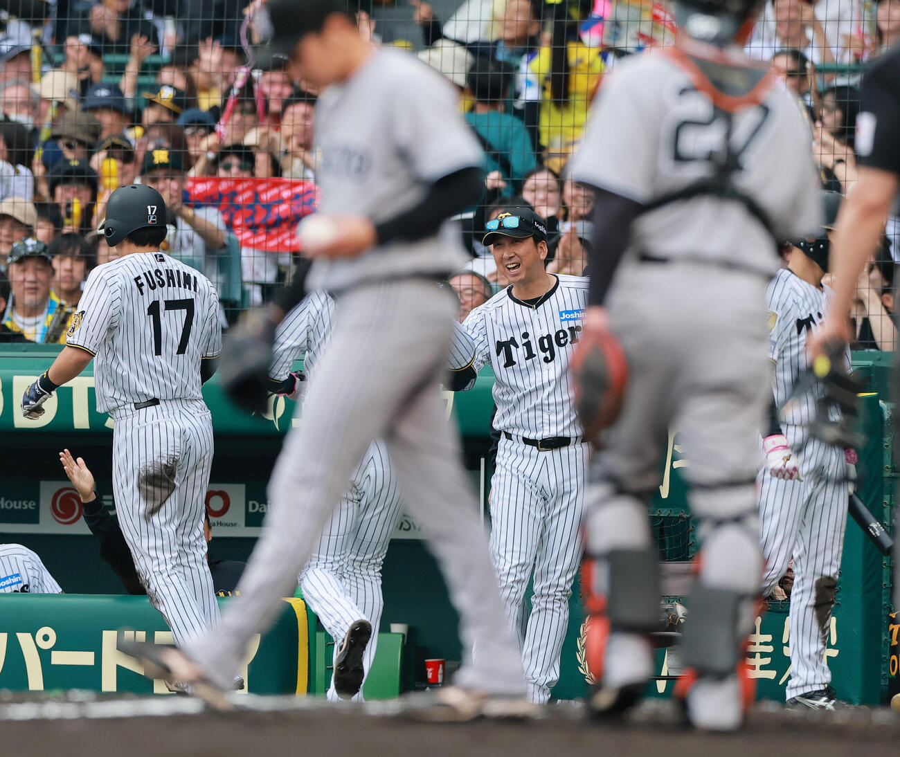 阪神対巨人　7回裏阪神1死満塁、藤川球児監督（中央）は中野拓夢の2点適時打で生還した伏見寅威（左）らを笑顔で出迎える（撮影・上山淳一）