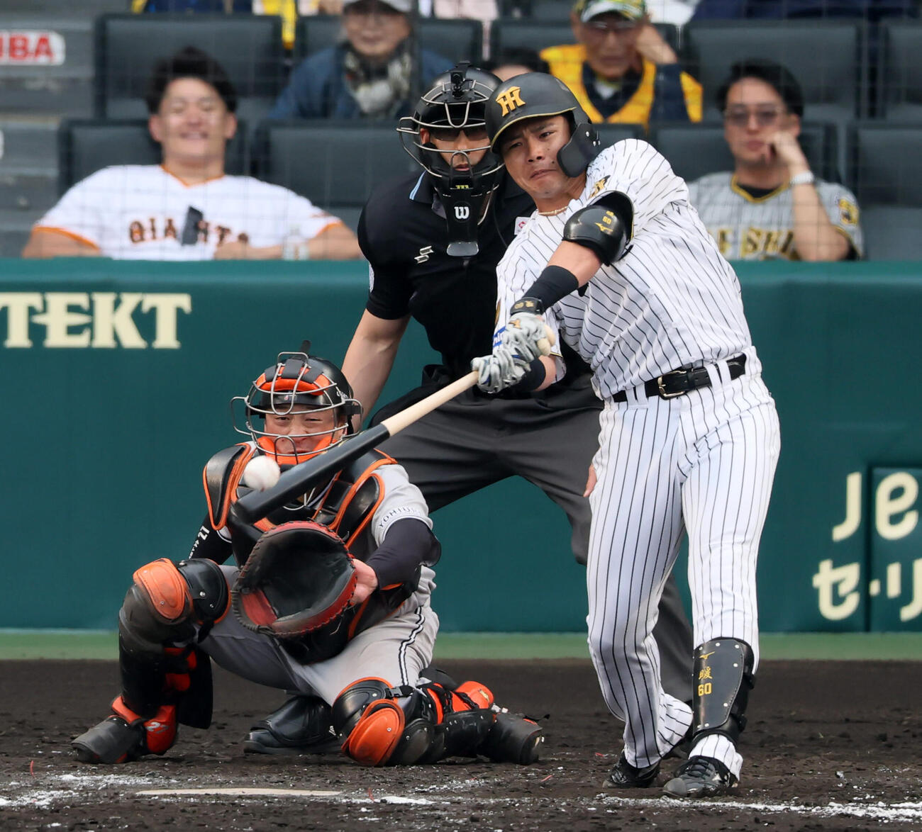 阪神対巨人　7回裏阪神1死一、二塁、代打小野寺暖は左前適時打を放つ（撮影・加藤哉）