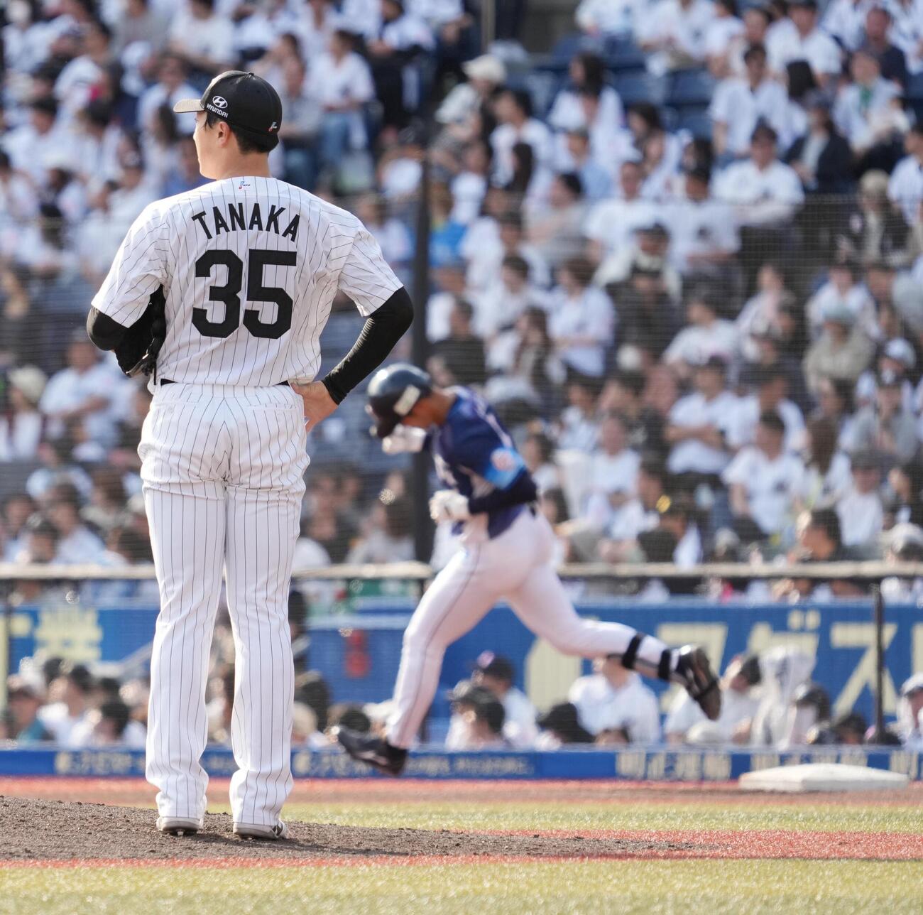 ロッテ対西武　6回表西武無死、ロッテ先発の田中晴也（左）は石井一成に右越えのソロ本塁打を許す（撮影・小沢裕）