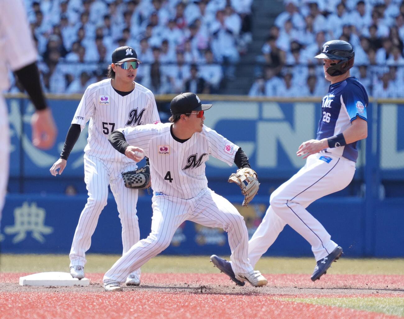 ロッテ対西武　2回表西武無死一塁、ロッテ友杉篤輝遊撃手（中央）は小島大河の打球をファンブルする（撮影・小沢裕）