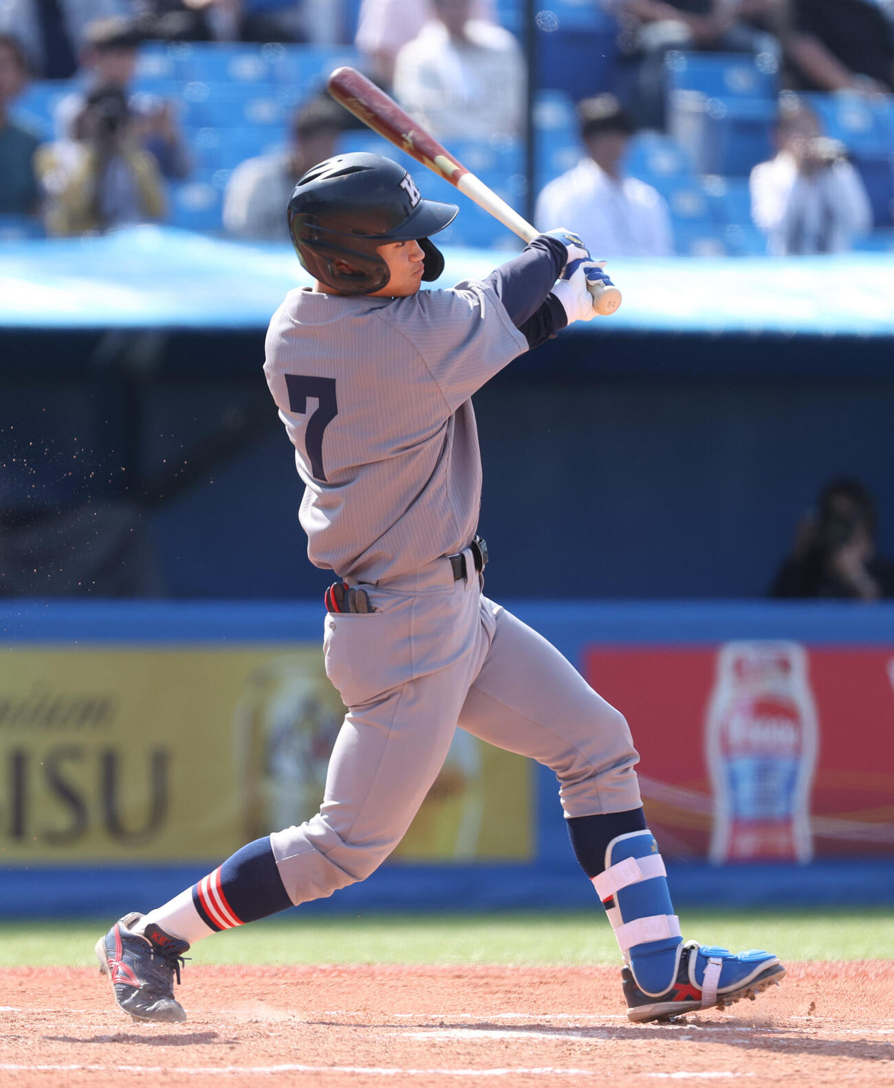 東京6大学野球　慶大対東大　8回表慶大2死一、二塁、林純司は2点適時三塁打を放つ（撮影・柴田隆二）