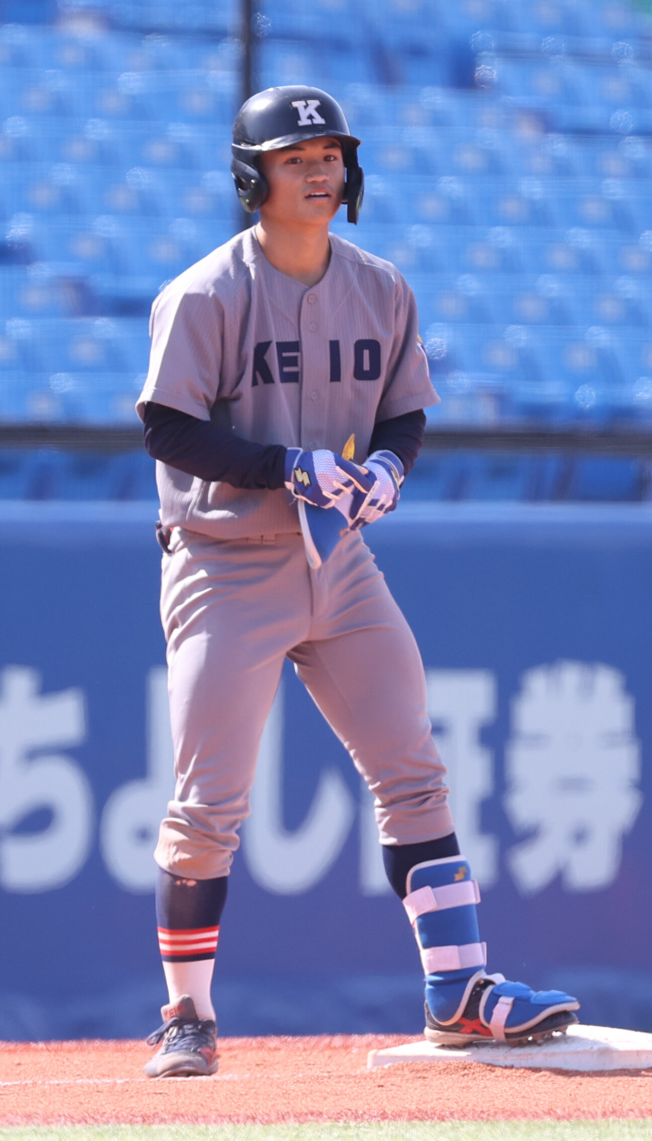 東京6大学野球　慶大対東大　8回表慶大2死一、二塁、林純司は2点適時三塁打を放つ（撮影・柴田隆二）