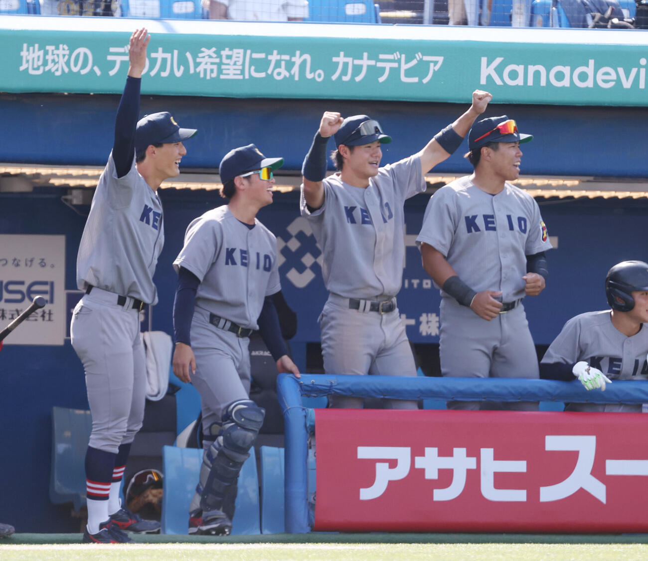 東京6大学野球　慶大対東大　8回表慶大2死一、二塁、林純司の2点適時三塁打に喜ぶ慶大ナイン（撮影・柴田隆二）