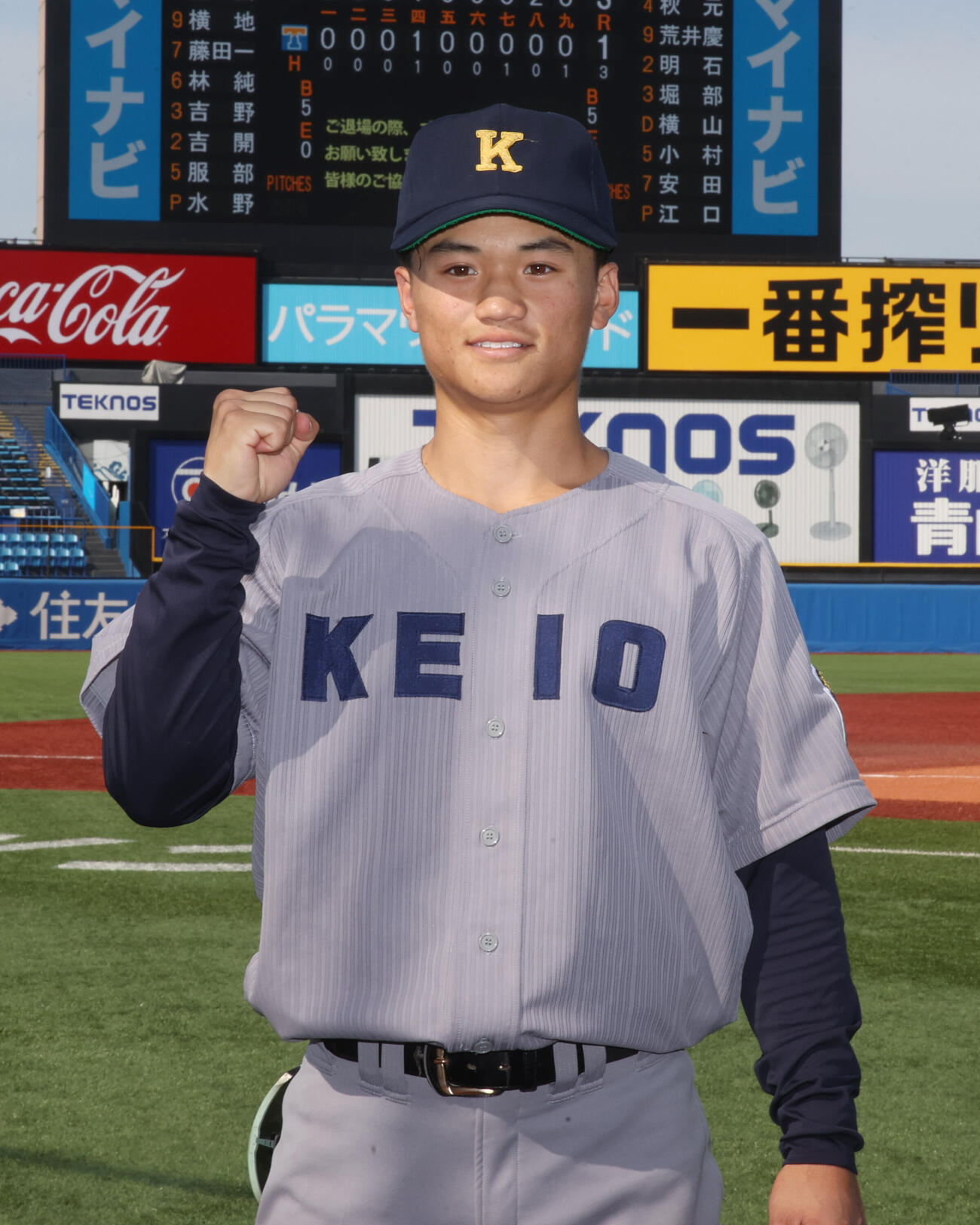 東京6大学野球　慶大対東大　8回表慶大2死一、二塁、林純司は2点適時三塁打を放ちガッツポーズする（撮影・柴田隆二）