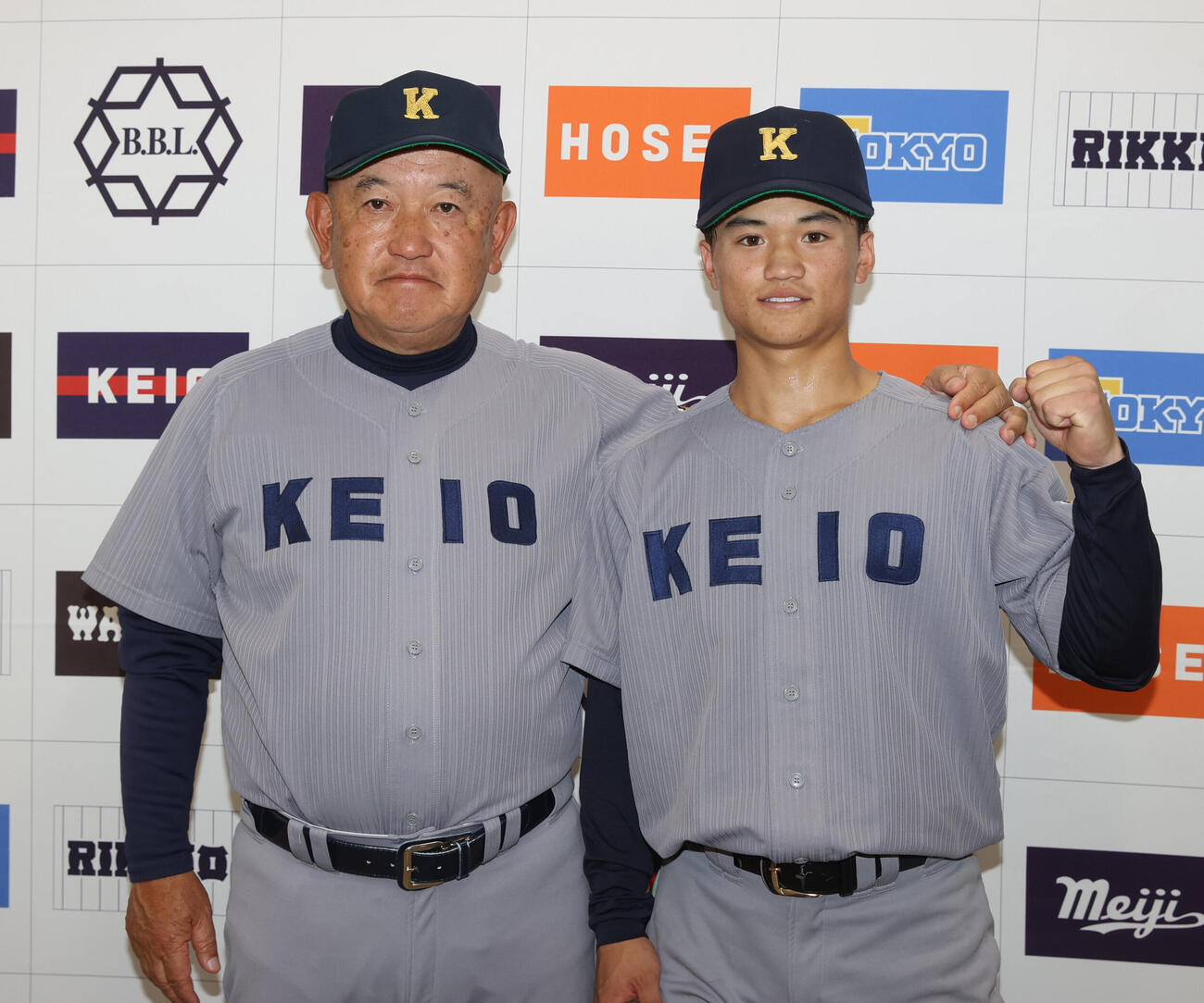 東京6大学野球　慶大対東大　慶大・堀井哲也監督（左）と決勝打の慶大・林純司は記念撮影に納まる（撮影・柴田隆二）