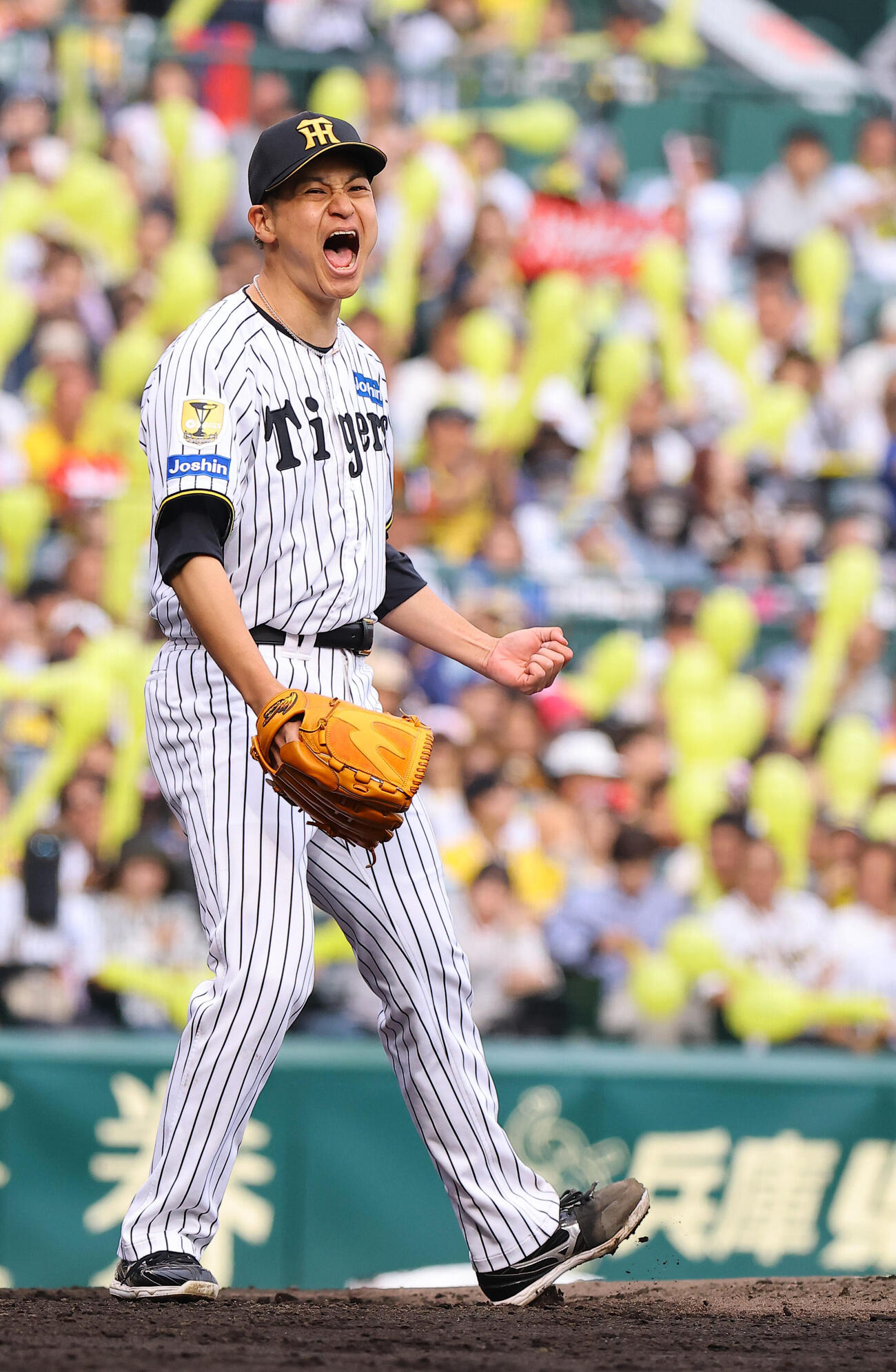 阪神対巨人　7回表巨人2死一、三塁、坂本勇人から三振を奪い雄たけびを上げる大竹耕太郎（撮影・上田博志）