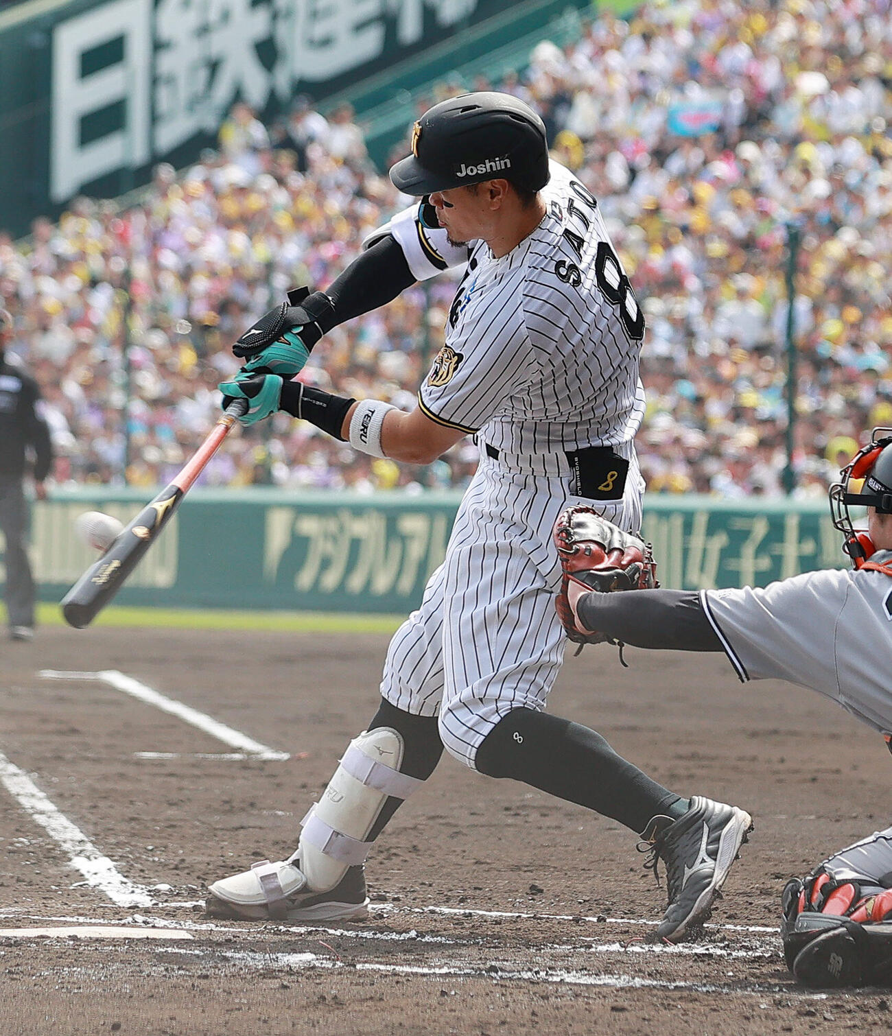 阪神対巨人　1回表阪神2死三塁、適時打を放つ佐藤輝明（撮影・上山淳一）
