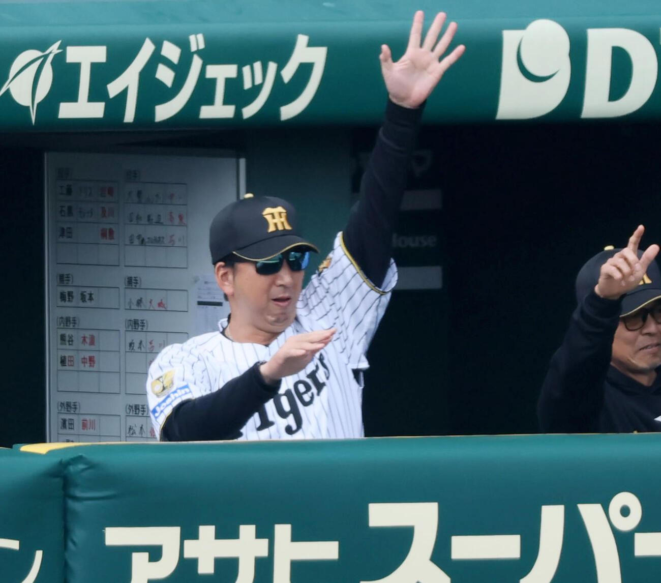 阪神対巨人　3回裏阪神無死一塁、大山悠輔の右線適時三塁打にベンチで手を上げる藤川球児監督　（撮影・加藤哉）