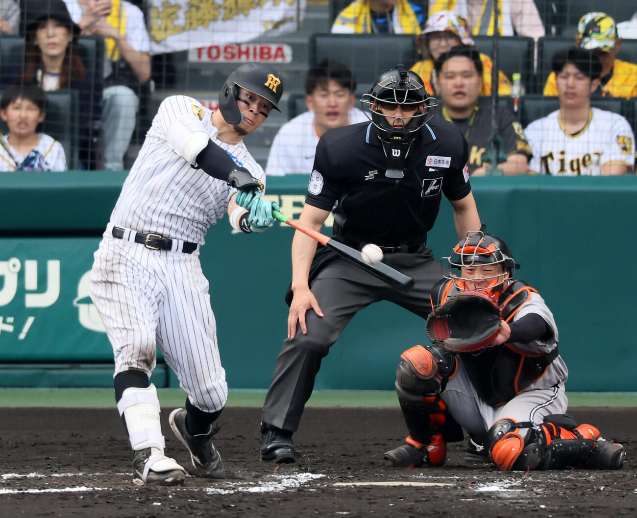 阪神対巨人　7回裏阪神無死、佐藤輝明は右越え二塁打を放つ（撮影・加藤哉）