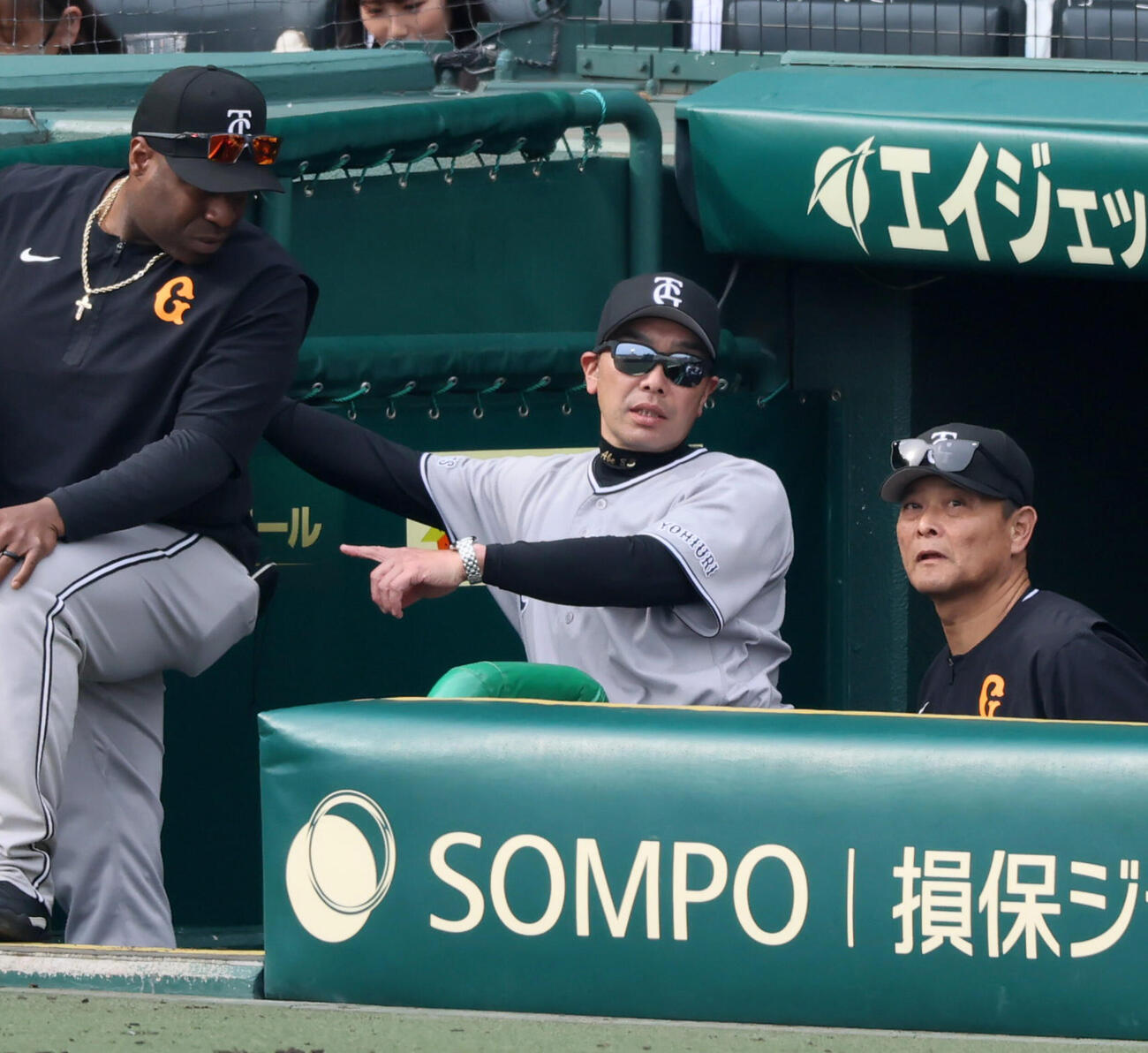 阪神対巨人　7回表、ベンチで展開を見守る巨人阿部慎之助監督（撮影・加藤哉）